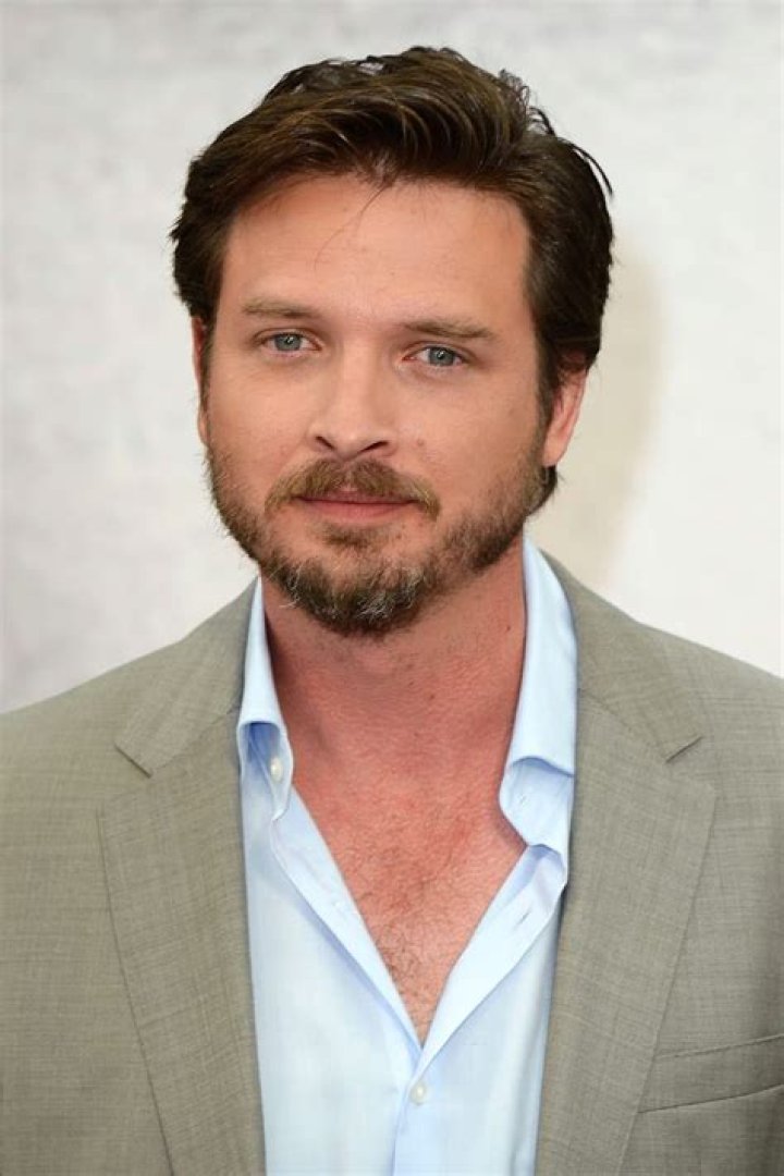
Aden Young’s Biography: Wife, Height, Net Worth, Children 