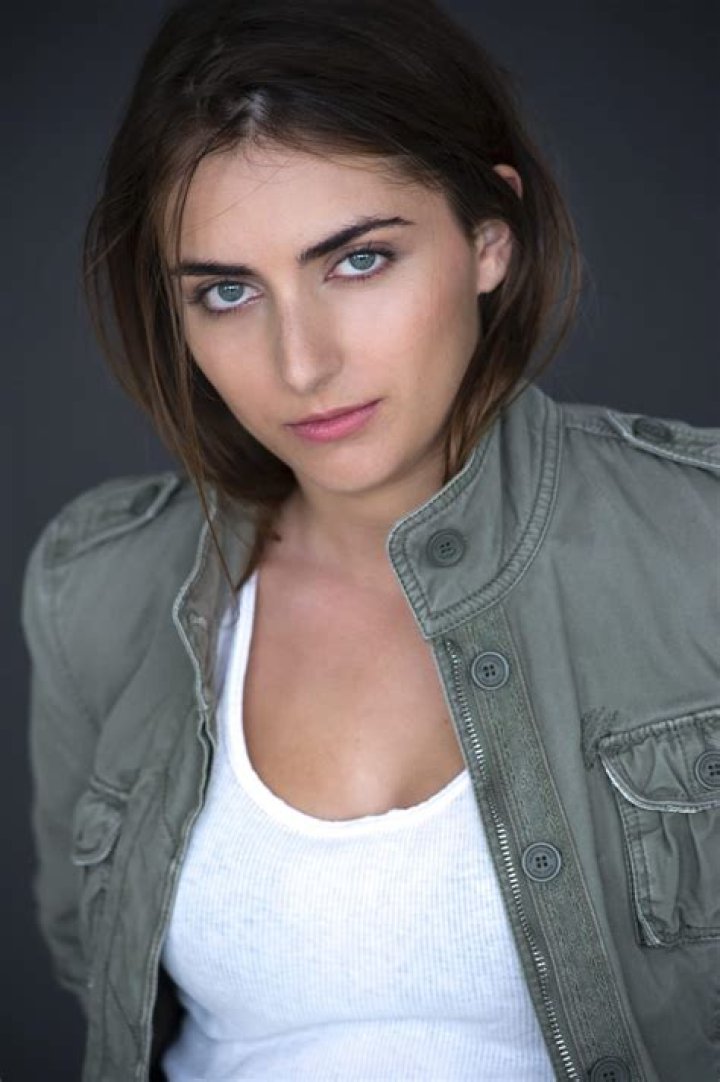 All About YouTuber Emelia Hartford: Net Worth, Parents, Age