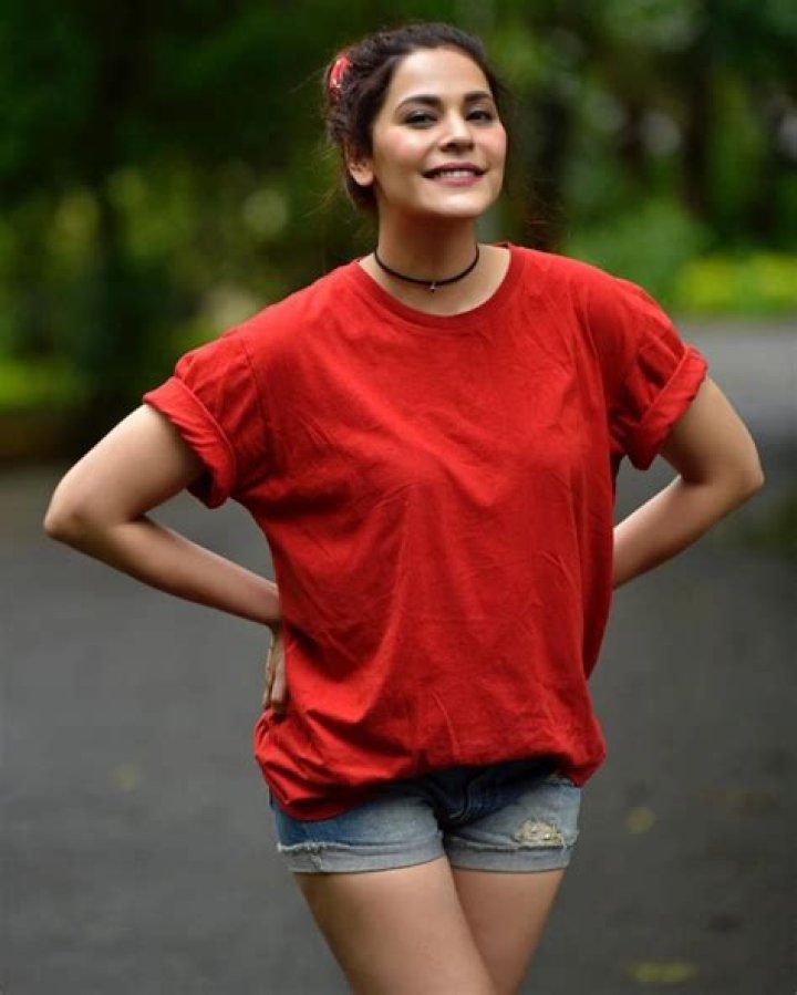 Anuja Sathe Height, Weight, Net Worth, Age, Birthday, Wikipedia, Who, Instagram, Biography