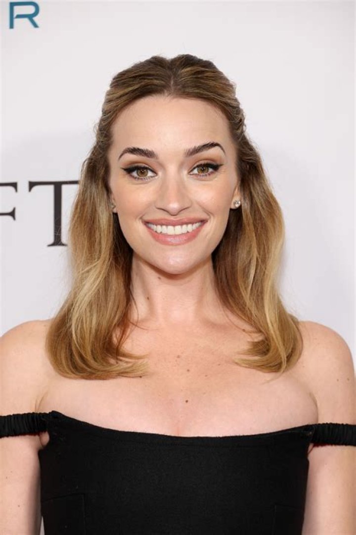 Brianne Howey Height, Weight, Net Worth, Age, Birthday, Wikipedia, Who, Nationality, Biography