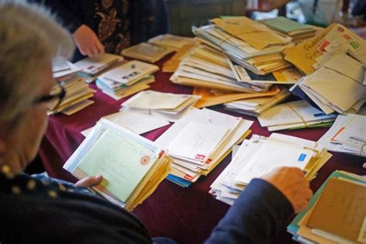 
Buckingham Palace Shares the Incredible Amount of Mail They’ve Received Since Queen Elizabeth’s Death 