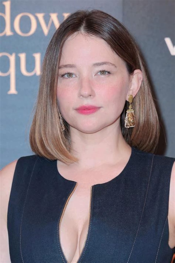 
Charlotte Bennett Height, Weight, Net Worth, Age, Birthday, Wikipedia, Who, Instagram, Biography 