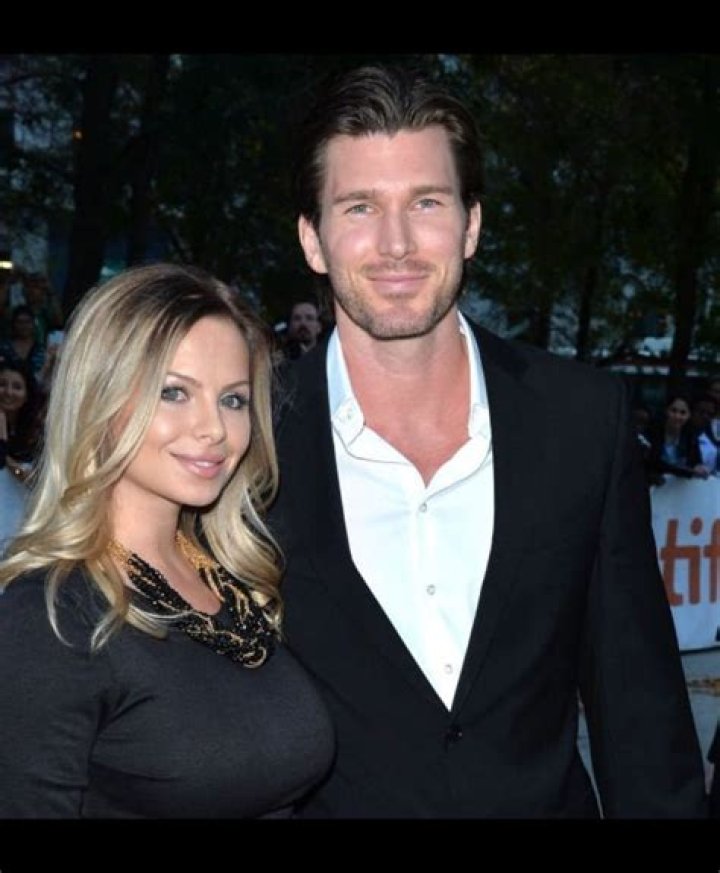 Christopher Russell is Married to Wife: Tailor James. Kids.