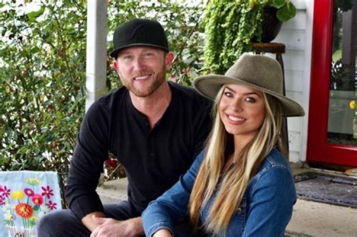 
Cole Swindell is not Married to a Wife. Dating a Girlfriend: Courtney Little 