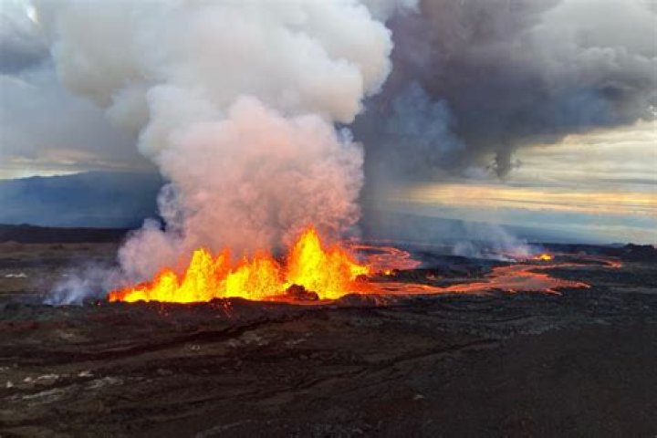
Falling Glass ‘Hair’ Named for Hawaiian Deity, Lava and Vog: What to Know About Mauna Loa Eruption Hazards 