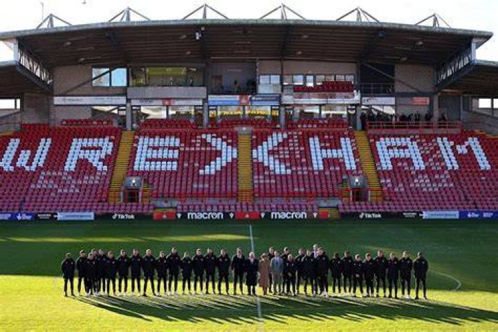 
Goals! King Charles and Queen Camilla Meet Ryan Reynolds and Rob McIlhenney at Wrexham Stadium 
