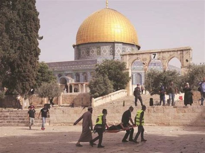 
Hamas supporters rally over Israeli raids on Al-Aqsa Mosque 