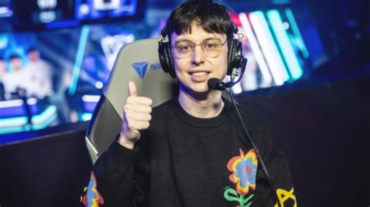 
Here Is How Caedrel Met His Girlfriend Corinna Borau 