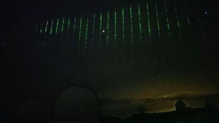 
“Independence Day vibes”: Green Lasers over Hawaii sparks wave of memes and concern 
