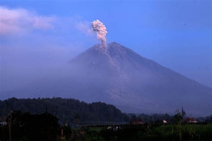 
Indonesia’s Mount Semeru Erupts Exactly 1 Year After Volcano’s Last Major Eruption Killed 51 