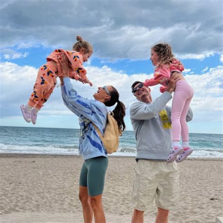 
Inside Anna Lewandowska and Husband Robert Lewandowski’s Family Life With Children 