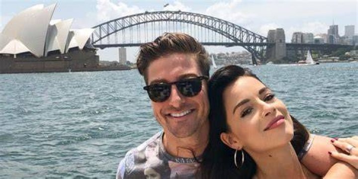 
Is Daniel Lissing in a Relationship with Erin Krakow? Bio, Age, Married, Melissa Miller, Girlfriend 