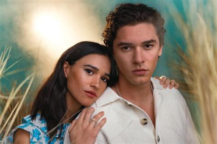 
Is Emma Pasarow Dating Ari Golin? Boyfriend 2022 – Age Difference And Relationship Explored 
