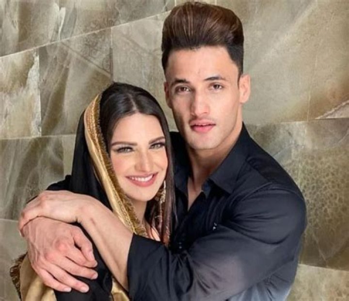 
Is Himanshi Khurana Married? Himanshi Khuranas Age, Bio, Family, Boyfriend, Height 