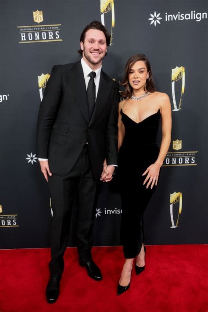 
Is Josh Harris Married to Wife? Or Dating a Girlfriend? 