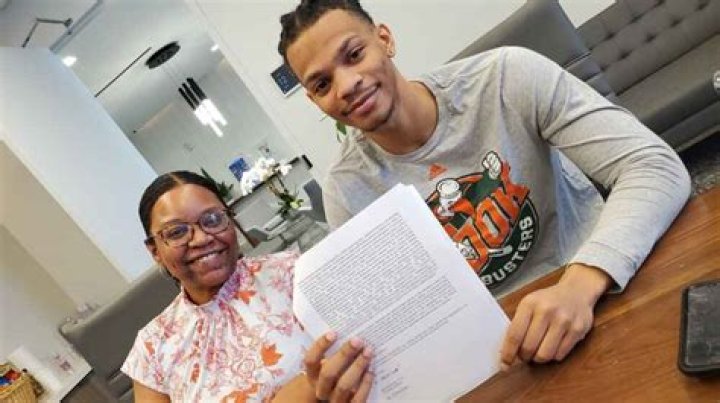 Isaiah Wong Dad Terrence Wong Basketball Background and Family Cheers