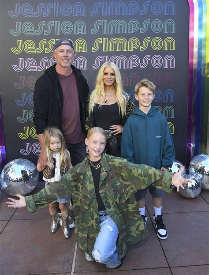 
Jessica Simpson’s Daughter Maxwell Sings And Dances Along To Her 2006 Hit ‘A Public Affair’ 