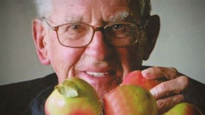 
John Cripps Pink Lady Apple Creator Dead At 95- His Family And Net Worth At Death 