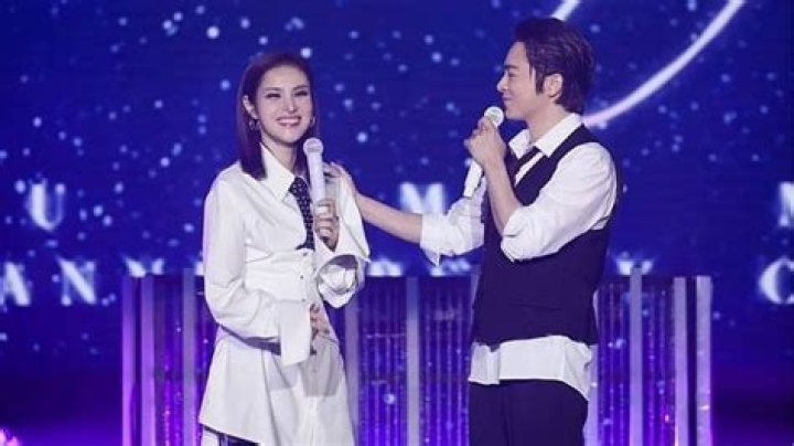 
“Junior of senior singer Gummy” – Fans adore Jo Jung-suk ‘s self-introduction at wife GUMMY’s 20th anniversary concert 