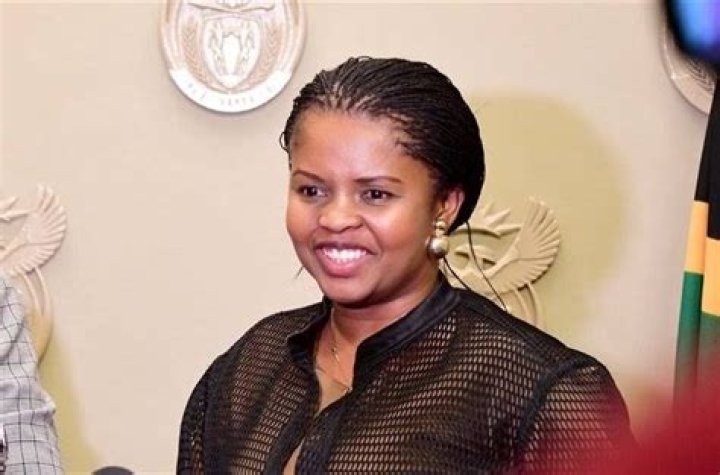 
Khusela Diko Height, Weight, Net Worth, Age, Birthday, Wikipedia, Who, Instagram, Biography 