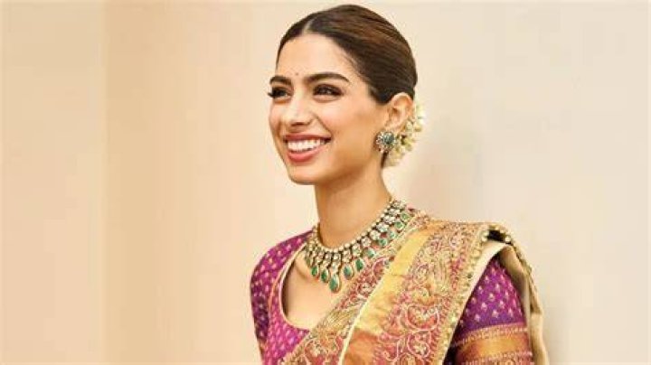 
Khushi Kapoor Height, Weight, Net Worth, Age, Birthday, Wikipedia, Who, Nationality, Biography 