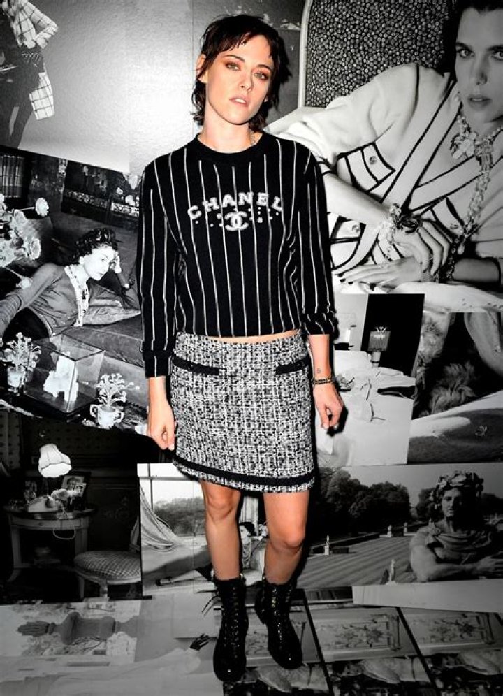 
Kristen Stewart Debuts Dark Brown Mullet at Chanel’s Paris Fashion Week Show 