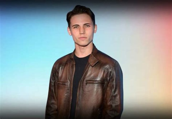 
Kyle Buchanan Height, Weight, Net Worth, Age, Birthday, Wikipedia, Who, Nationality, Biography 