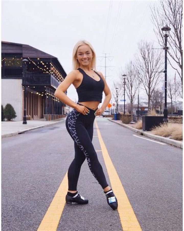 Lindsay Usich Height, Weight, Net Worth, Age, Birthday, Wikipedia, Who, Instagram, Biography