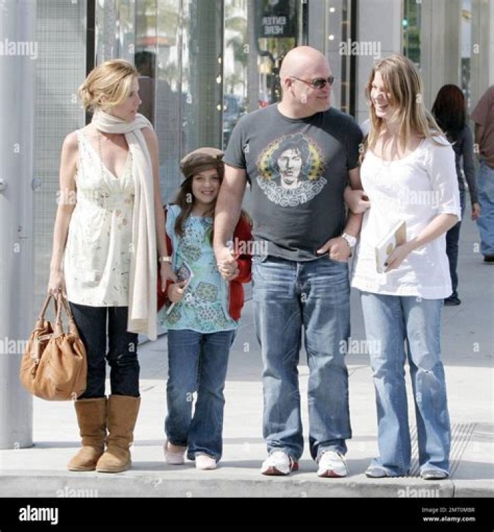 
Michael Chiklis Wife Michelle Morán Chiklis And Family With Two Daughters 