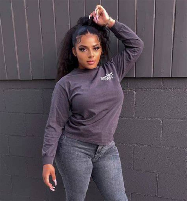 Mikayla Saravia: Meet the Plus-Size Instagram Model and Influencer