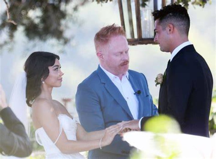 
‘Modern Family’ Star Sarah Hyland And Wells Adams Got Married 