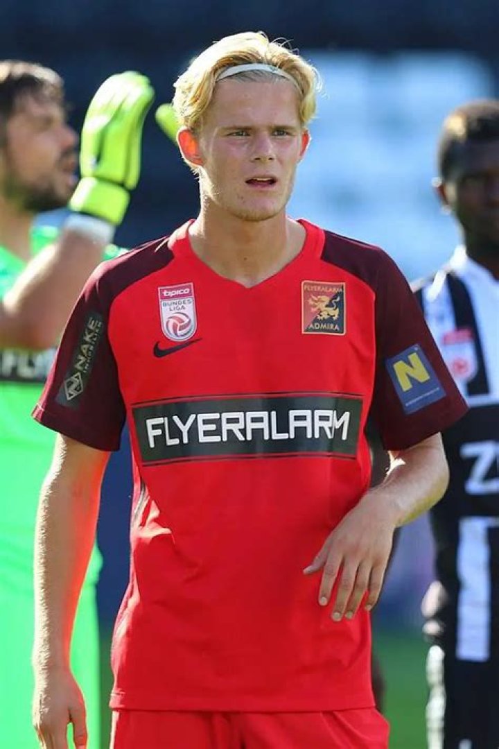 
Morten Hjulmand Height, Weight, Net Worth, Age, Birthday, Wikipedia, Who, Nationality, Biography 