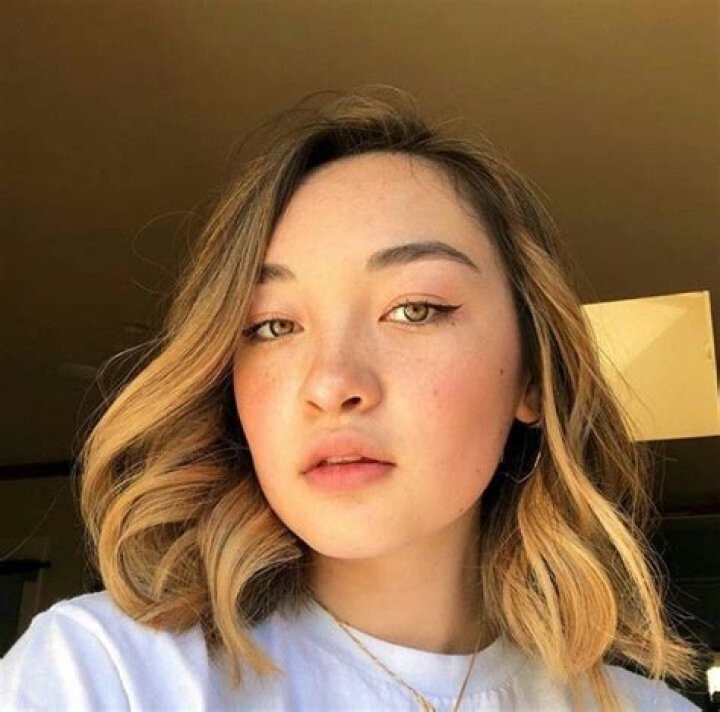 
Mxmtoon – Maia (TikTok Star) Biography, Age, Boyfriend, Height, Net Worth 