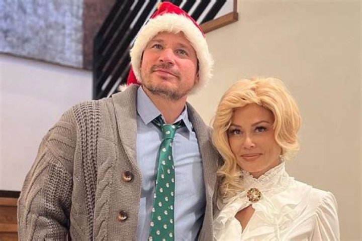 
Nick and Vanessa Lachey Dress as ‘National Lampoon’s’ Characters: ‘Hap Hap Happiest Christmas’ 