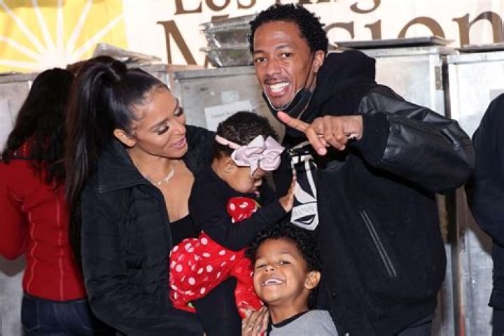 
Nick Cannon and Brittany Bell Bring Their Kids to Serve Meals to the Homeless Ahead of Christmas 