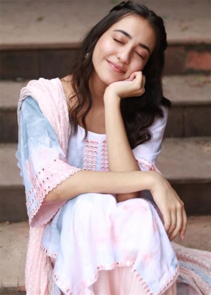 
Nikeet Dhillon Height, Weight, Net Worth, Age, Birthday, Wikipedia, Who, Nationality, Biography 
