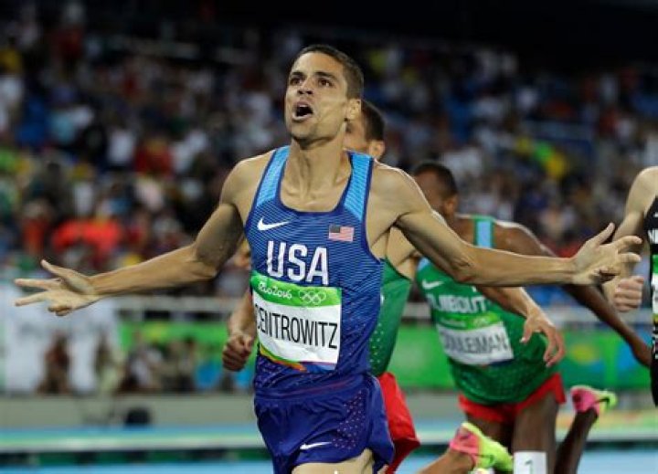 
Olympian Matthew Centrowitz Proposes To His Girlfriend Lyndsay Provencio 