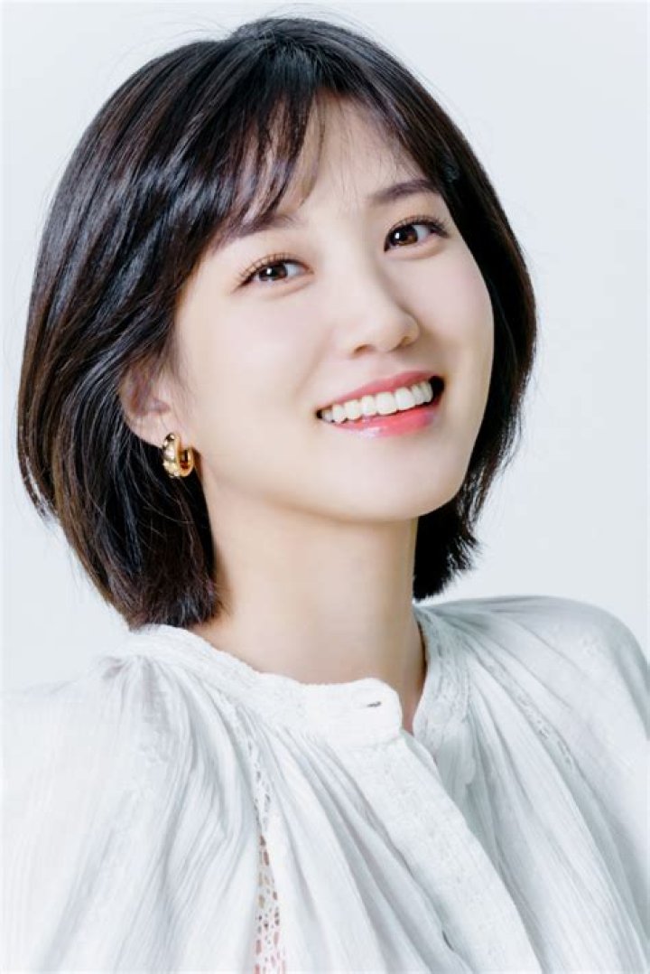 
Park Eun-bin Has Been Cast In A New Rom-Com Series “Dive of the Deserted Island” 