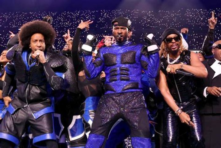 
“Really started a trend”: Kanye floating stage claim explored as hilarious memes erupt post Rihanna’s Super Bowl performance 