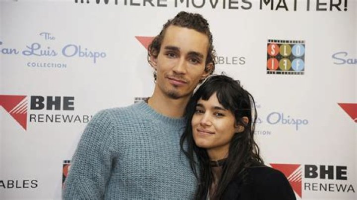 
Robert Sheehan Height, Weight, Net Worth, Age, Birthday, Wikipedia, Who, Nationality, Biography 