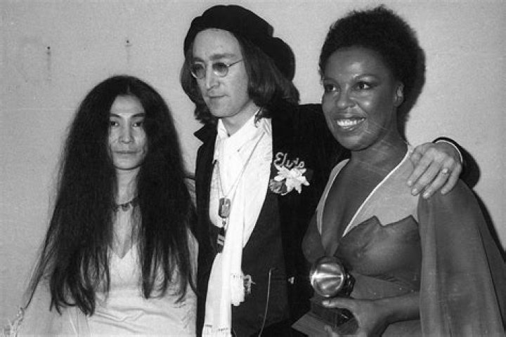
Sean Lennon Recalls Growing Up Next Door to ‘Aunt’ Roberta Flack: ‘Coolest Neighbor in the World’ 