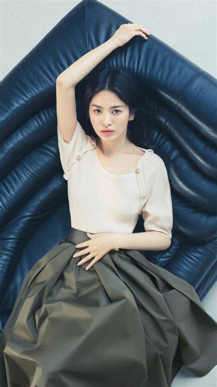 
Song Hye-kyo stuns fans with her February Elle magazine cover pictures 