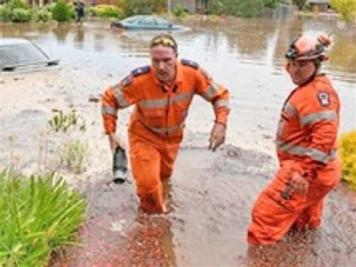 
South Australians warned of flood threat from failing dam 