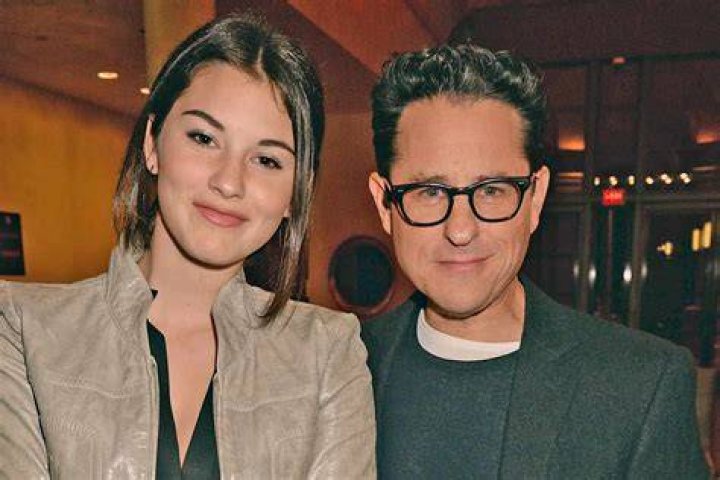 Who are Gracie Abramss Parents? Gracie Abrams Biography, Parents Name, Nationality and More