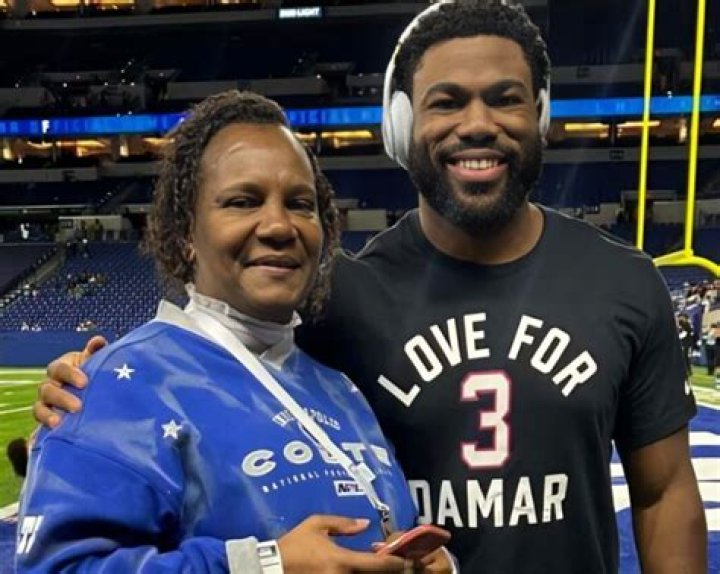 
Who are Zack Mosss Parents? Zack Moss Biography, Parents Name, Nationality and More 