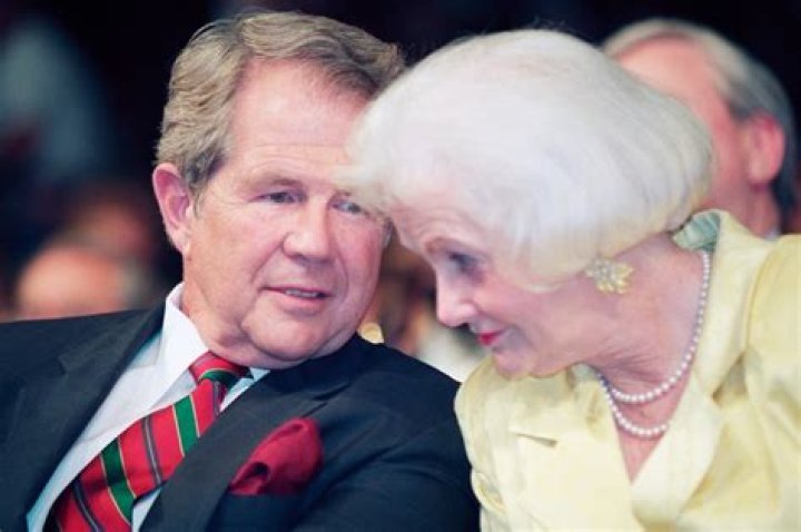 
Who is Dede Robertson, Pat Robertson’s wife? 
