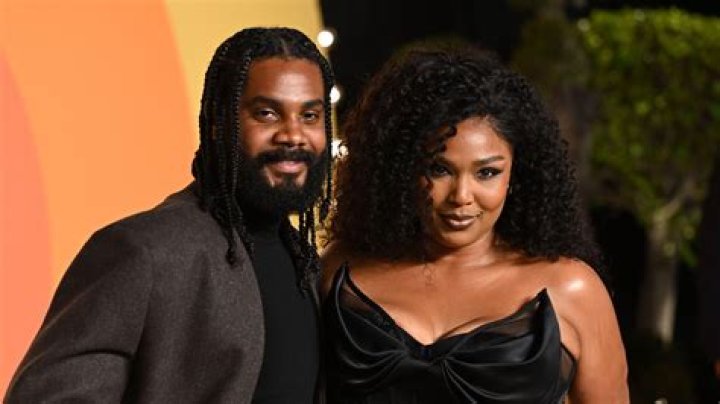 
Who Is Myke Wright? Singer Lizzo’s Boyfriend Is A Comedian 